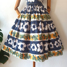 Charger l'image dans la galerie, 1950s - HORROCKSES, UK - Stunning Floral Dress - W25 (64cm)