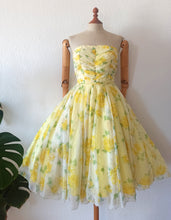 Charger l'image dans la galerie, 1950s - Stunning Yellow Roses Prom Dress - W25 (64cm)