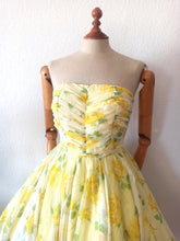 Charger l'image dans la galerie, 1950s - Stunning Yellow Roses Prom Dress - W25 (64cm)