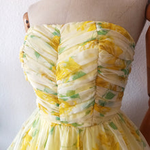 Charger l'image dans la galerie, 1950s - Stunning Yellow Roses Prom Dress - W25 (64cm)