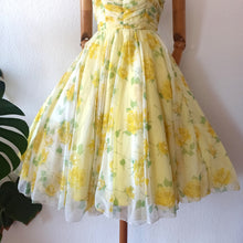 Charger l'image dans la galerie, 1950s - Stunning Yellow Roses Prom Dress - W25 (64cm)