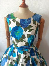 Charger l'image dans la galerie, 1950s - Stunning Blue Roseprint Waffle Thread Dress - W28 (72cm)