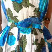 Charger l'image dans la galerie, 1950s - Stunning Blue Roseprint Waffle Thread Dress - W28 (72cm)