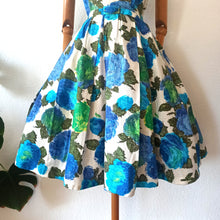 Charger l'image dans la galerie, 1950s - Stunning Blue Roseprint Waffle Thread Dress - W28 (72cm)