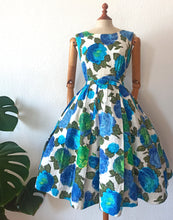Charger l'image dans la galerie, 1950s - Stunning Blue Roseprint Waffle Thread Dress - W28 (72cm)