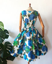 Charger l'image dans la galerie, 1950s - Stunning Blue Roseprint Waffle Thread Dress - W28 (72cm)