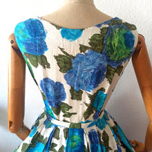 Charger l'image dans la galerie, 1950s - Stunning Blue Roseprint Waffle Thread Dress - W28 (72cm)