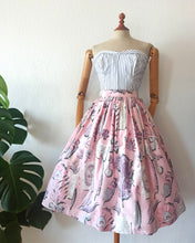 Charger l'image dans la galerie, 1950s - Lovely Romantic Novelty Print Cotton Skirt - W26 (66cm)