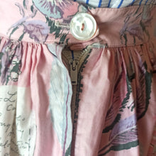 Charger l'image dans la galerie, 1950s - Lovely Romantic Novelty Print Cotton Skirt - W26 (66cm)