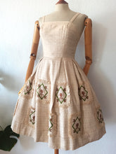 Charger l'image dans la galerie, 1950s - Adorable Brown Embroidery Raffia Dress - W26 (66cm)
