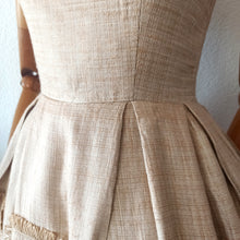 Charger l'image dans la galerie, 1950s - Adorable Brown Embroidery Raffia Dress - W26 (66cm)