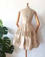 Charger l'image dans la galerie, 1950s - Adorable Brown Embroidery Raffia Dress - W26 (66cm)
