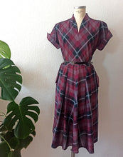 Charger l'image dans la galerie, 1940s 1950s - Gorgeous Rosewood Burgundy Tartan Dress - W32 (82cm)