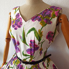 Charger l'image dans la galerie, 1950s - Stunning Abstract Purple Floral Dress - W27 (68cm)