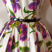 Charger l'image dans la galerie, 1950s - Stunning Abstract Purple Floral Dress - W27 (68cm)