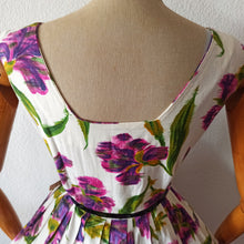 Charger l'image dans la galerie, 1950s - Stunning Abstract Purple Floral Dress - W27 (68cm)