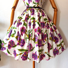 Charger l'image dans la galerie, 1950s - Stunning Abstract Purple Floral Dress - W27 (68cm)