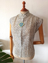 Cargar imagen en el visor de la galería, 1940s 1950s - M. Guiraud, France - Deadstock - Exquisite Cotton Lace Blouse - W31/32 (80/82cm)