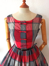 Charger l'image dans la galerie, 1950s - Gorgeous Tartan Cotton Dress - W27 (68cm)