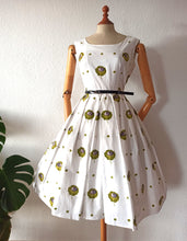 Charger l'image dans la galerie, 1950s - Fabulous Realistic Floral Print Cotton Dress - W29 (74cm)