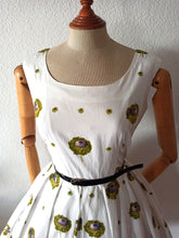 Charger l'image dans la galerie, 1950s - Fabulous Realistic Floral Print Cotton Dress - W29 (74cm)
