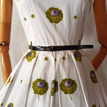 Charger l'image dans la galerie, 1950s - Fabulous Realistic Floral Print Cotton Dress - W29 (74cm)