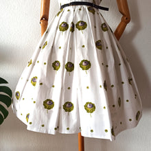Charger l'image dans la galerie, 1950s - Fabulous Realistic Floral Print Cotton Dress - W29 (74cm)