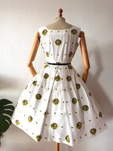 Charger l'image dans la galerie, 1950s - Fabulous Realistic Floral Print Cotton Dress - W29 (74cm)