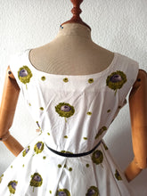 Charger l'image dans la galerie, 1950s - Fabulous Realistic Floral Print Cotton Dress - W29 (74cm)