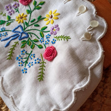 Laden Sie das Bild in den Galerie-Viewer, VTG - Lovely Hand Embroidery Linen Teak Handbag