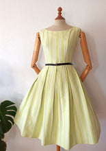 Charger l'image dans la galerie, 1950s 1960s - Gorgeous Lime Heavy Cotton Dress - W26 (66cm)