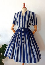 Charger l'image dans la galerie, 1950s - Gorgeous Navy & White Rayon Dress - W30 (76cm)