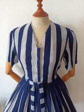 Charger l'image dans la galerie, 1950s - Gorgeous Navy & White Rayon Dress - W30 (76cm)