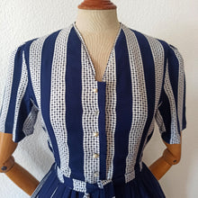 Charger l'image dans la galerie, 1950s - Gorgeous Navy & White Rayon Dress - W30 (76cm)