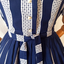 Charger l'image dans la galerie, 1950s - Gorgeous Navy & White Rayon Dress - W30 (76cm)