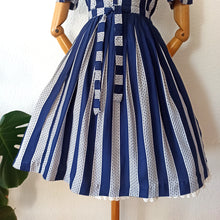 Charger l'image dans la galerie, 1950s - Gorgeous Navy & White Rayon Dress - W30 (76cm)