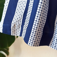 Charger l'image dans la galerie, 1950s - Gorgeous Navy & White Rayon Dress - W30 (76cm)