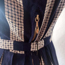 Charger l'image dans la galerie, 1950s - Gorgeous Navy & White Rayon Dress - W30 (76cm)