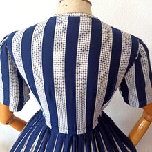 Charger l'image dans la galerie, 1950s - Gorgeous Navy & White Rayon Dress - W30 (76cm)