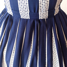 Charger l'image dans la galerie, 1950s - Gorgeous Navy & White Rayon Dress - W30 (76cm)