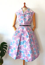 Charger l'image dans la galerie, 1950s - Lovely Abstract Roses Cotton Dress - W28 (72cm)
