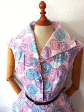 Charger l'image dans la galerie, 1950s - Lovely Abstract Roses Cotton Dress - W28 (72cm)