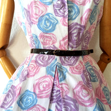 Charger l'image dans la galerie, 1950s - Lovely Abstract Roses Cotton Dress - W28 (72cm)
