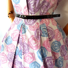 Charger l'image dans la galerie, 1950s - Lovely Abstract Roses Cotton Dress - W28 (72cm)