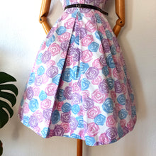 Charger l'image dans la galerie, 1950s - Lovely Abstract Roses Cotton Dress - W28 (72cm)