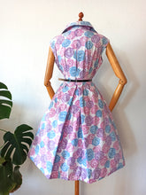 Charger l'image dans la galerie, 1950s - Lovely Abstract Roses Cotton Dress - W28 (72cm)