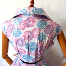 Charger l'image dans la galerie, 1950s - Lovely Abstract Roses Cotton Dress - W28 (72cm)