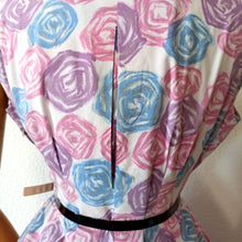 Charger l'image dans la galerie, 1950s - Lovely Abstract Roses Cotton Dress - W28 (72cm)