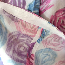 Charger l'image dans la galerie, 1950s - Lovely Abstract Roses Cotton Dress - W28 (72cm)