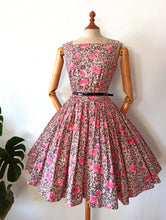 Charger l'image dans la galerie, 1950s - Stunning Autumn Floral Cotton Dress - W28 (72cm)